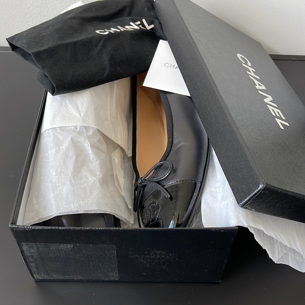 CHANEL Classic Ballet Pumps- Lambskin and Patent Toe - Picture 12 of 13